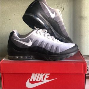 Nike air max invigor print